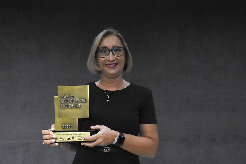 Professora da Semed recebe troféu do prêmio ‘Educador Nota 10’