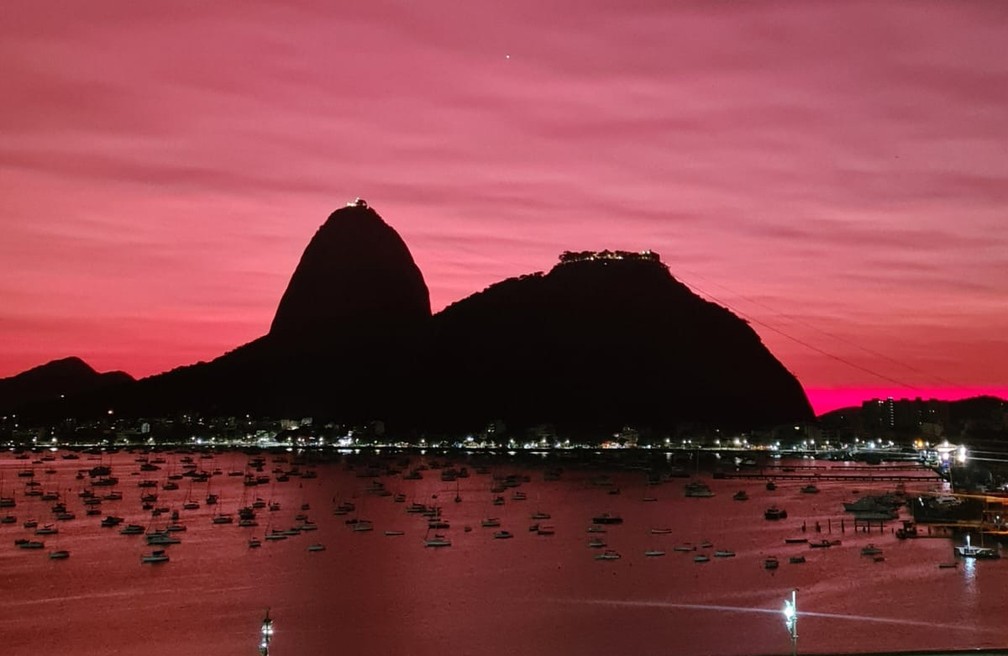 Poluição faz céu do Rio de Janeiro ficar rosado