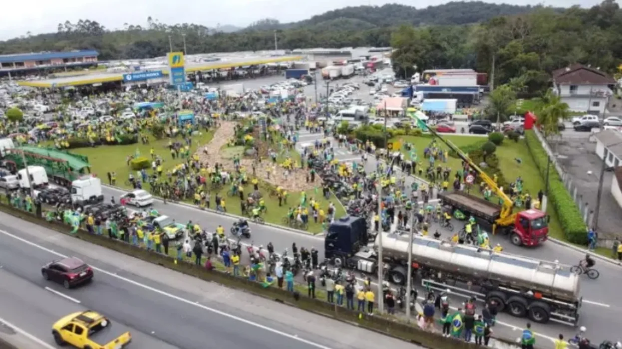 Bloqueios em rodovias em protesto à vitória de Lula entram no 2º dia