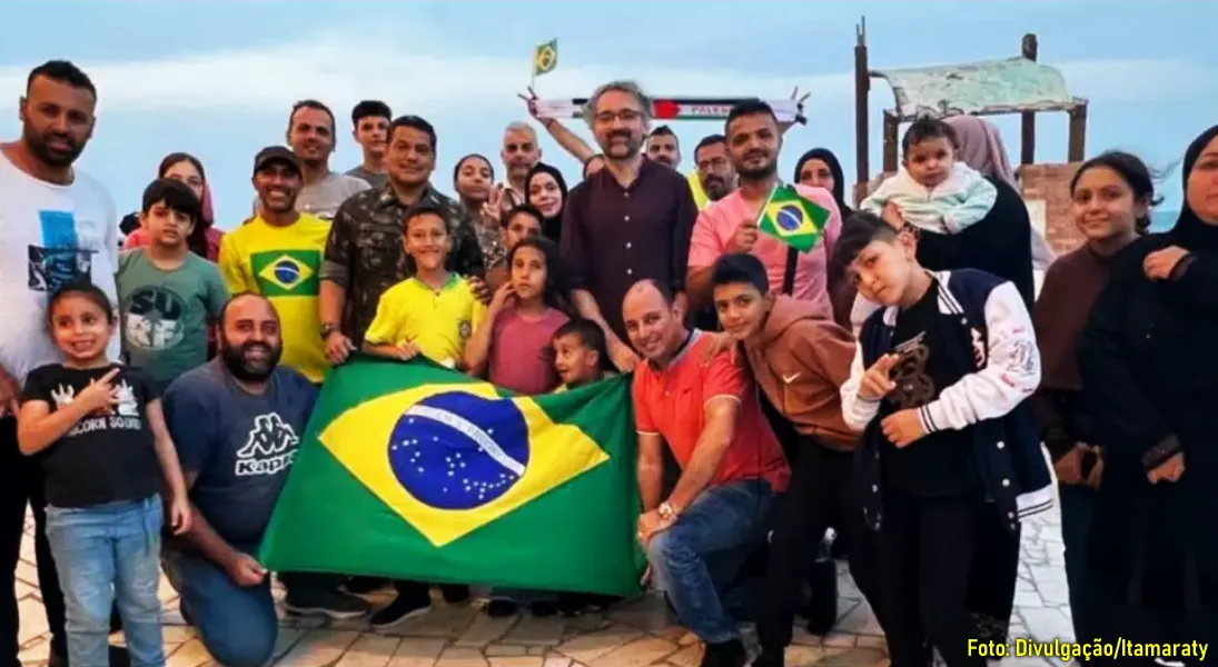 Brasileiros resgatados de Gaza voltam ao Brasil nesta segunda