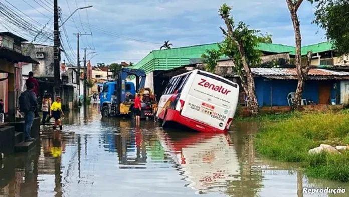 onibus-cai-em-buraco-armando-mendes-reproducao