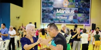 Baile Rosas de Maio reúne 1,8 mil idosos em evento cheio de vida e alegria