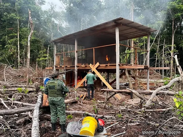 equipe-do-Ipaam-e-do-Batalhao-Ambiental-durante-acao_rds_rio_negro