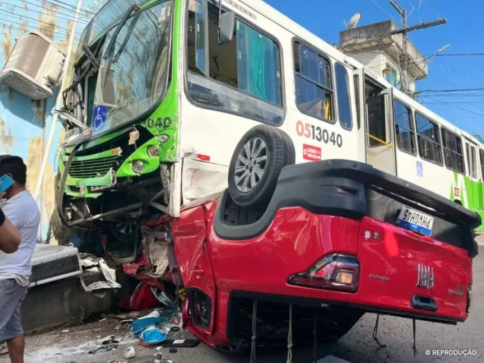 acidente-onibus-e-carro-lirio-do-vale