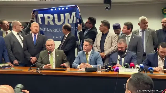 oposicao-protesta-com-bandeira-de-trump-camara