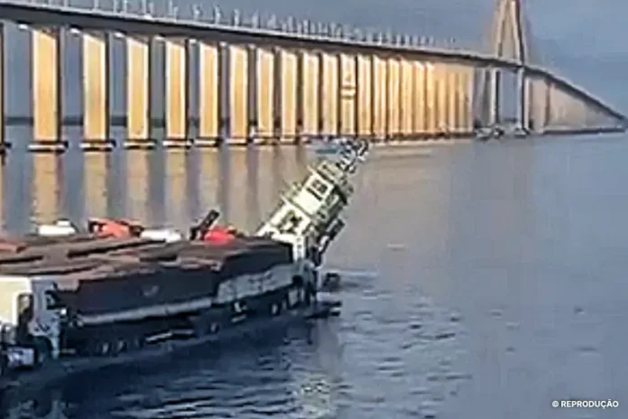 empurrador-naufragio-ponte-rio-negro-reproducao