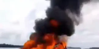 Lancha pega fogo em pleno rio Negro