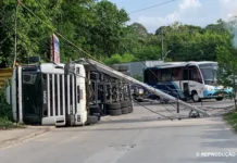 Acidente com carreta provoca incêndio e caos no Distrito em Manaus