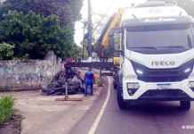 Trânsito na Ephigênio Salles bloqueado após cabos caírem de carreta