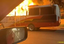 Micro-ônibus pega fogo na Rodrigo Otávio e deixa via interditada
