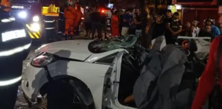 Carro capota e dois morrem ao bater em árvore no Jorge Teixeira