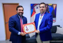 George Lins homenageia Alex Del Giglio com a Medalha da Ordem do Mérito Legislativo