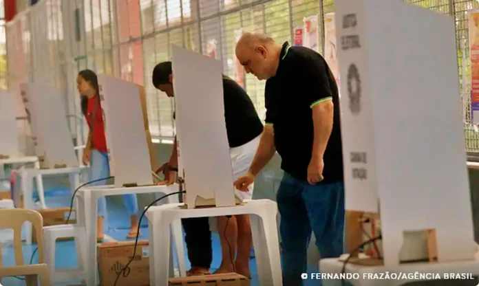 eleitores-votando-por-fernando-frazao-abr