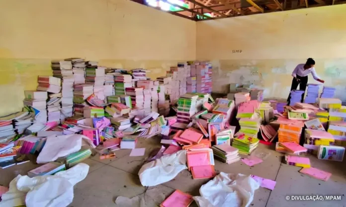 obra-inacabada-material-didatico-abandonado-nhamunda-divulgacao-mpam