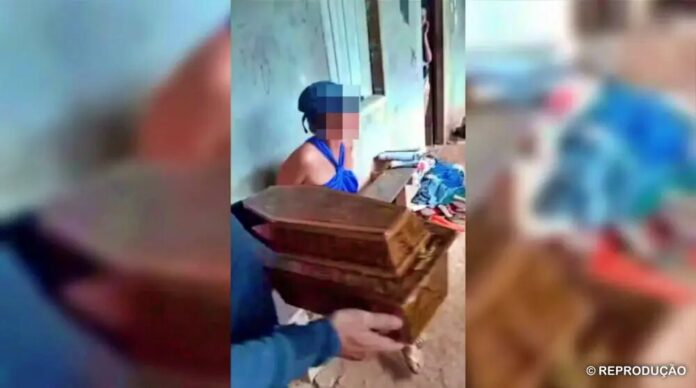 mulher-presa-roubo-corpo-crianca-reproducao