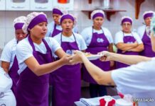 Projeto de culinária forma 15 mulheres em comunidade