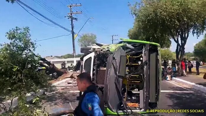 onibus-capota-na-avenida-jacira-reis_redes-sociais