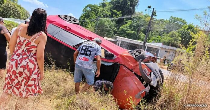 Carro-capota-e-deixa-dois-feridos-na-estrada-Manaus-Iranduba
