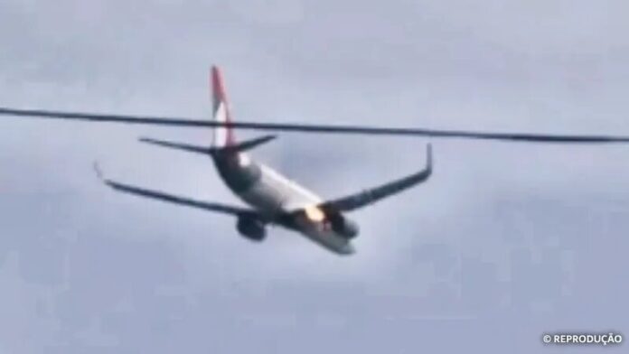 aviao-da-gol-fogo-na-turbina_reproducao